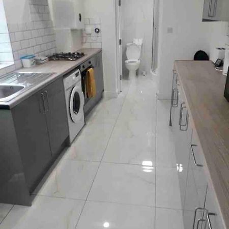 Catherine 5 Bedroom House Crewe Bagian luar foto