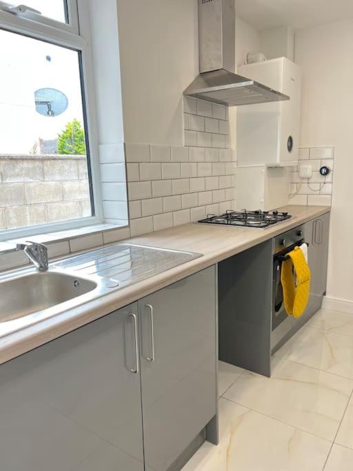 Catherine 5 Bedroom House Crewe Bagian luar foto