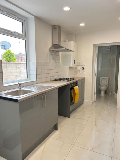 Catherine 5 Bedroom House Crewe Bagian luar foto