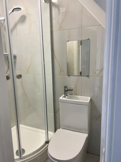 Catherine 5 Bedroom House Crewe Bagian luar foto