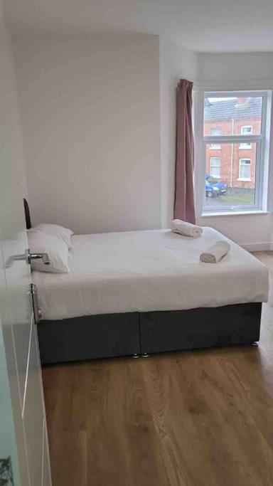 Catherine 5 Bedroom House Crewe Bagian luar foto