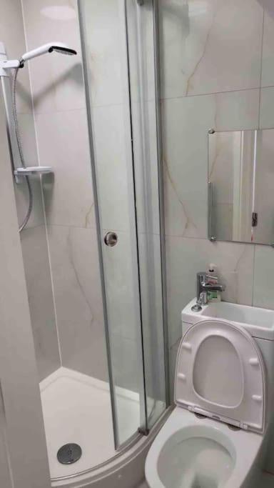 Catherine 5 Bedroom House Crewe Bagian luar foto
