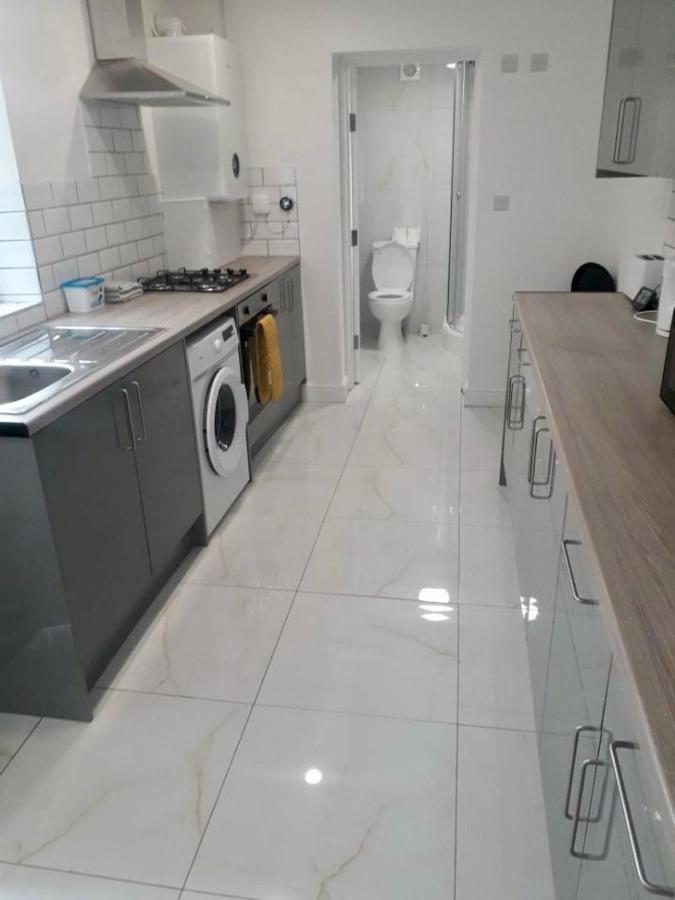 Catherine 5 Bedroom House Crewe Bagian luar foto